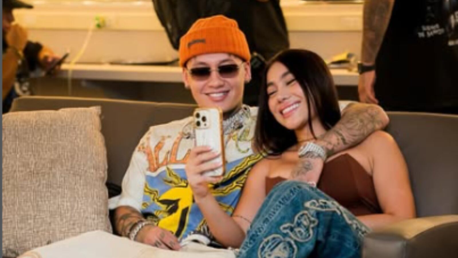 Blessd y Manuela QM posan juntos, mientras sus publicaciones recientes generan debate entre sus seguidores.