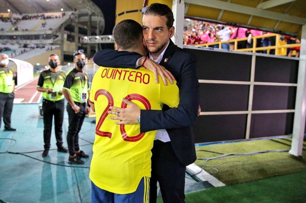 Pascual Lezcano, Manager de Selecciones en Venezuela y su saludo con los jugadores de la selección Colombia en Puerto Ordaz.
