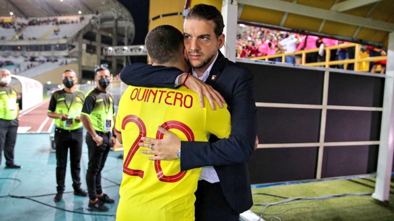 Pascual Lezcano, mánager de selecciones en Venezuela y su saludo con los jugadores de la selección Colombia en Puerto Ordaz.