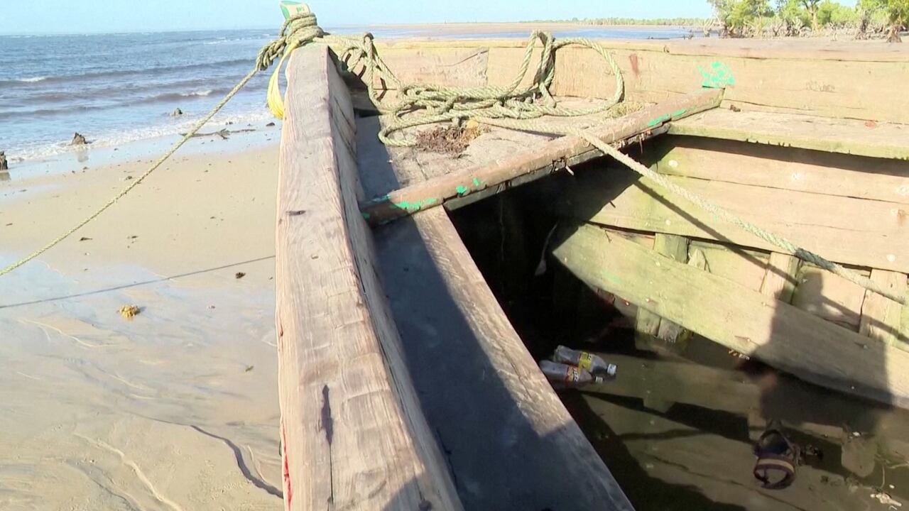 Un ferry se encuentra en la orilla, que según un funcionario no tenía licencia, luego de un accidente en la provincia de Nampula, Mozambique, en esta captura de pantalla obtenida de un video del 8 de abril de 2024.