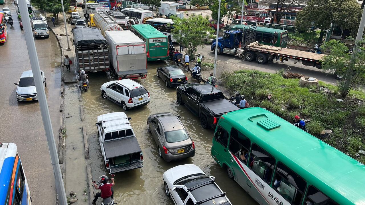 Caos vehicular sobre Simón Bolívar por el cierre del puente que comunica a Barranquilla con Soledad.