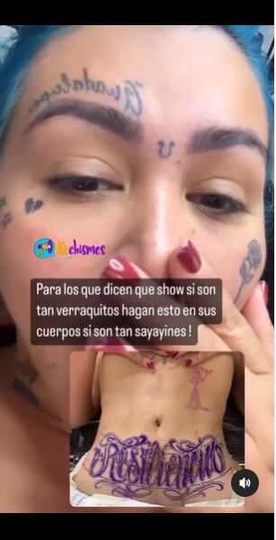 La DJ peleó con sus haters mientras lloraba del dolor en la mesa de tatuajes. Foto: Instagram @rechismes.