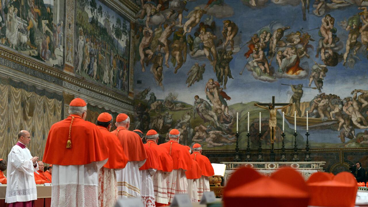 Los cardenales electores, aquellos que tienen menos de 80 años, y que en este momento son 138, están llamados a votar en secreto y a puerta cerrada en la suntuosa Capilla Sixtina. (Photo by MAURIX/Gamma-Rapho via Getty Images)