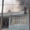 El hombre arriesgó su vida para rescatar 25 perritos de un incendio.