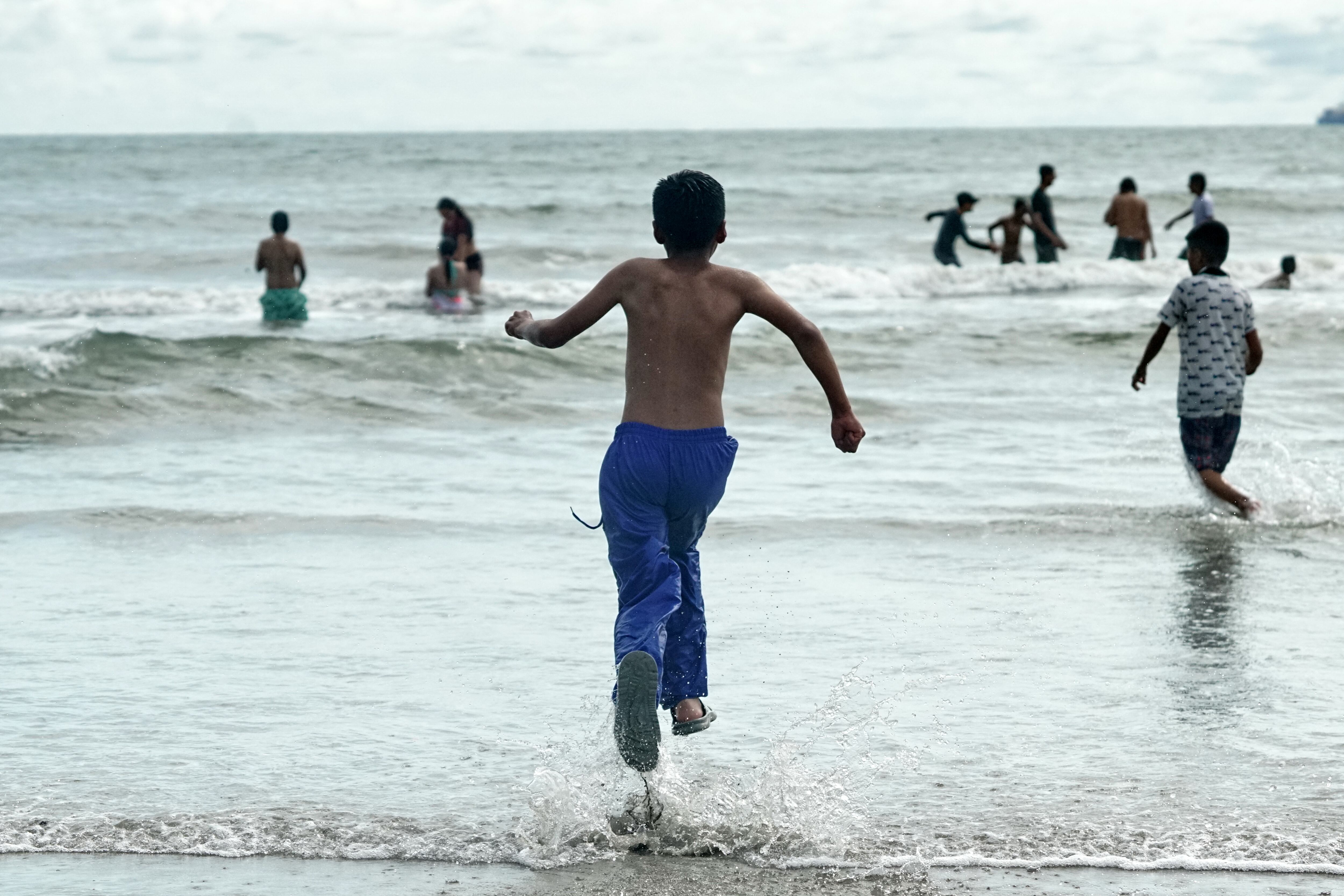 Los niños de Tenerife, están felices, porque algunos de ellos, han sido seleccionados para conocer el inmenso mar y tal vez podrán ver las ballenas jorobadas, que llegan al Pacífico para reproducirse, jugarán con las olas, sentirán el sabor salado del agua y correrán por grandes playas, como lo han visto en internet, así lo afirma Andrés Felipe Pulistar, un niño de 12 años, muy alegre y extrovertido, seleccionado por el amor e interés con el medio ambiente.
