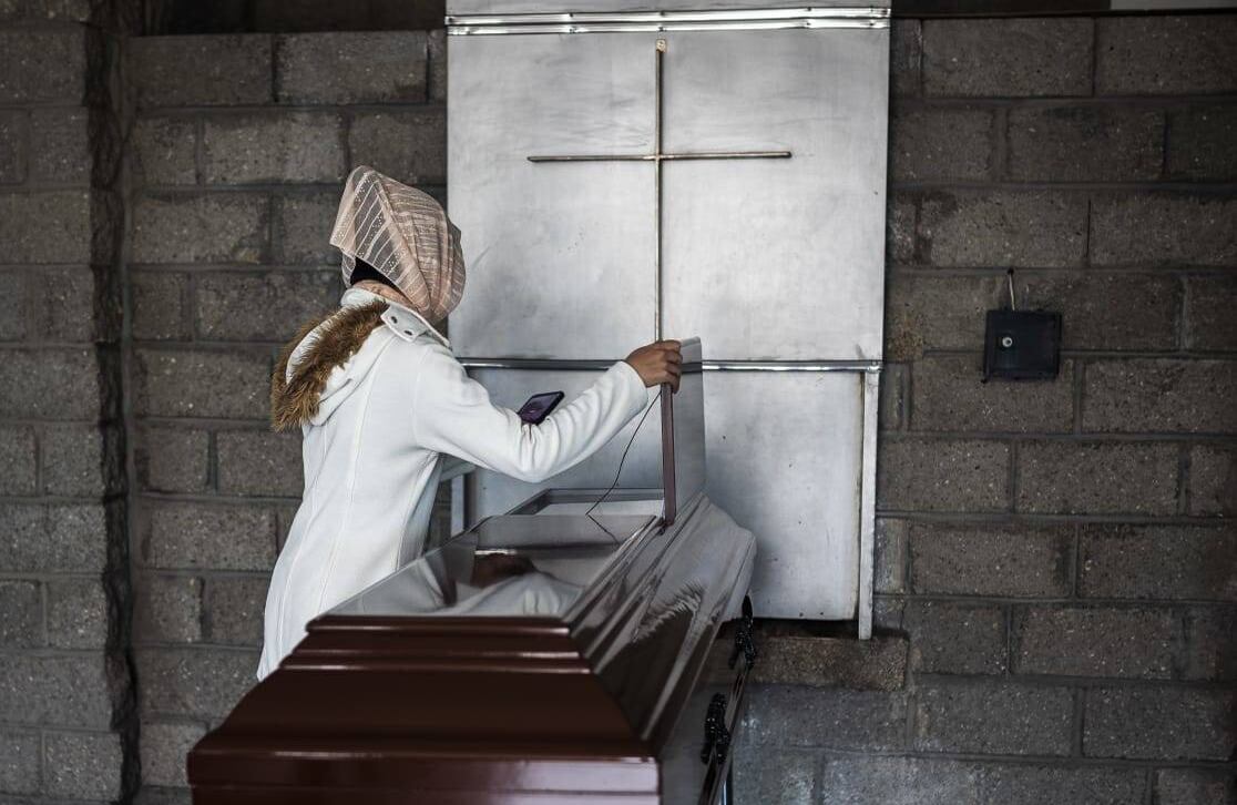 Grabaron en video los ritos fúnebres porque en Leticia, donde está el resto de su familia, la señal es tan mala que hacer una videollamada era imposible. Y la cremación, como a muchos otros les ha pasado por estos días, acabó siendo la única manera de llevar los restos de su familiar a casa una vez se levanten las restricciones de movilidad entre regiones. Foto: Esteban Vega La-Rotta/SEMANA