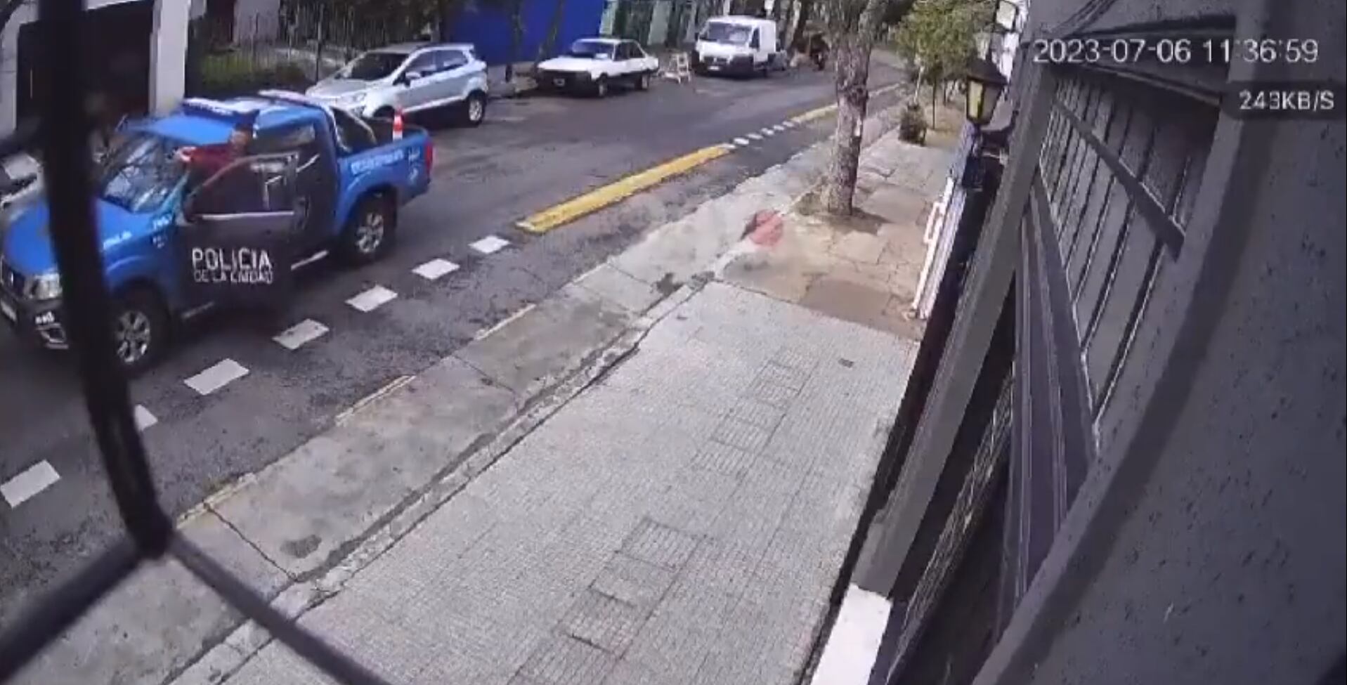 Los hechos quedaron grabados en una video de la cámara de seguridad de la zona.