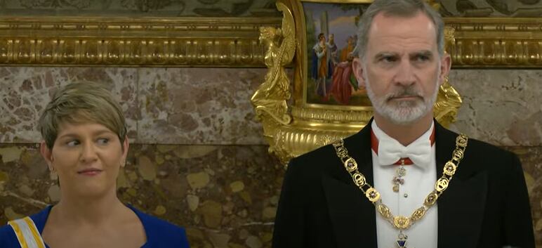 Verónica Alcocer y el Rey de España.