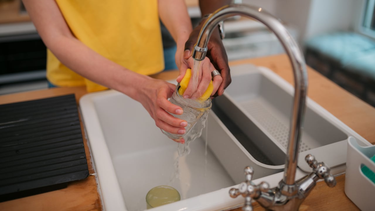 Detrás de la apariencia reluciente de la cocina, existen rincones inesperados que pueden albergar una gran cantidad de gérmenes invisibles.
