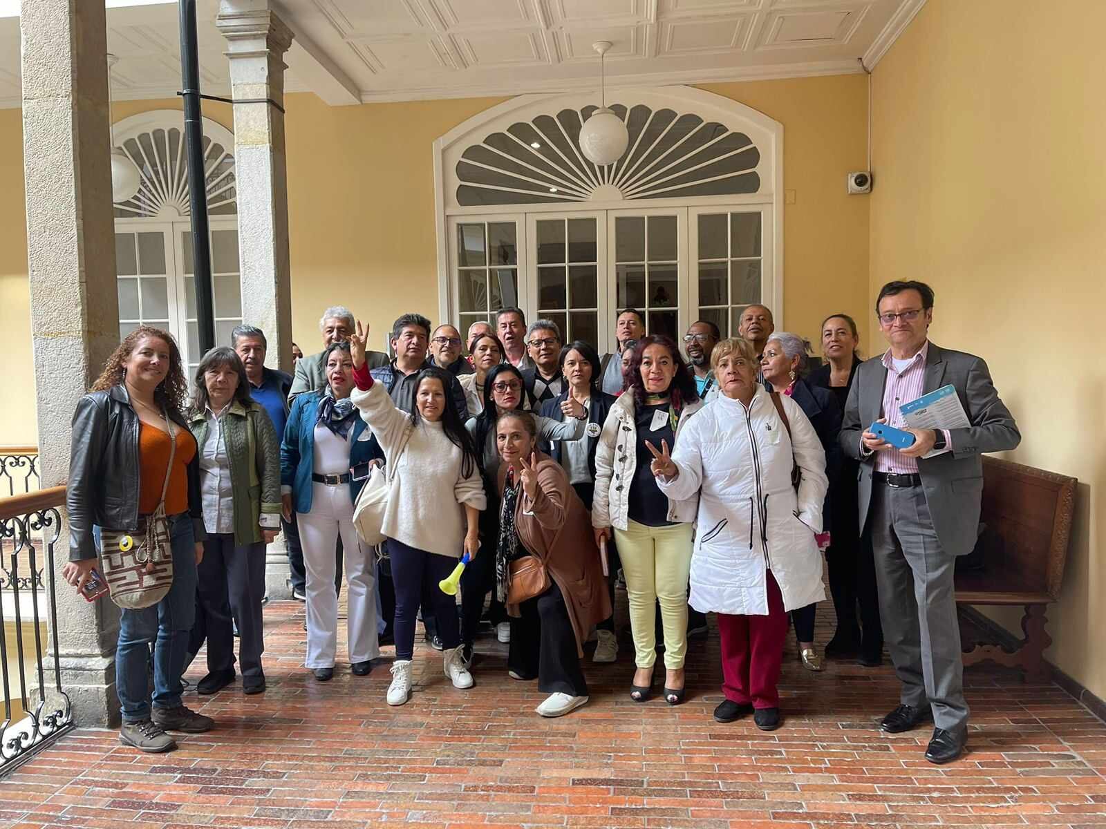 Empleados públicos CUT Bogotá reclamaron ante el despacho de la alcaldesa Claudia López.