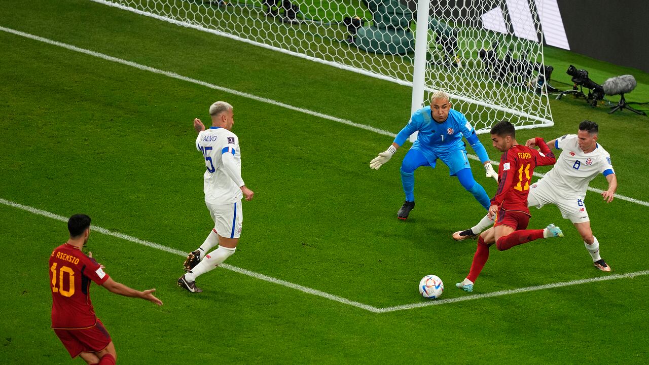 El español Ferran Torres, segundo a la derecha, dispara para anotar el cuarto gol de su equipo durante el partido de fútbol del grupo E de la Copa Mundial entre España y Costa Rica, en el estadio Al Thumama en Doha, Qatar, el miércoles 23 de noviembre de 2022.