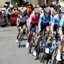 El colombiano Rigoberto Urán a la Rueda de Enric Mas en la undécima etapa