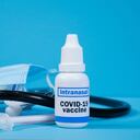 Concepto que muestra la vacunación nasal o intranasal contra coronavirus con equipos médicos