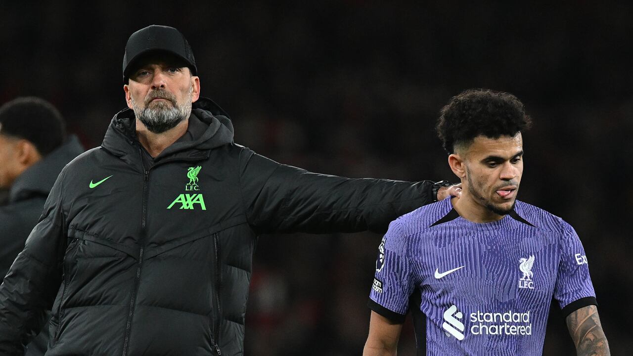 Jürgen Klopp consuela a Luis Díaz tras la derrota ante Arsenal en Londres
