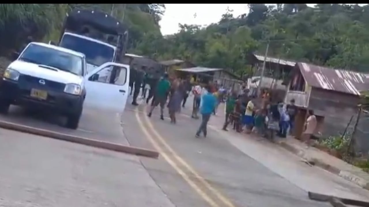 indígenas secuestrando a los soldados del Ejército Nacional.