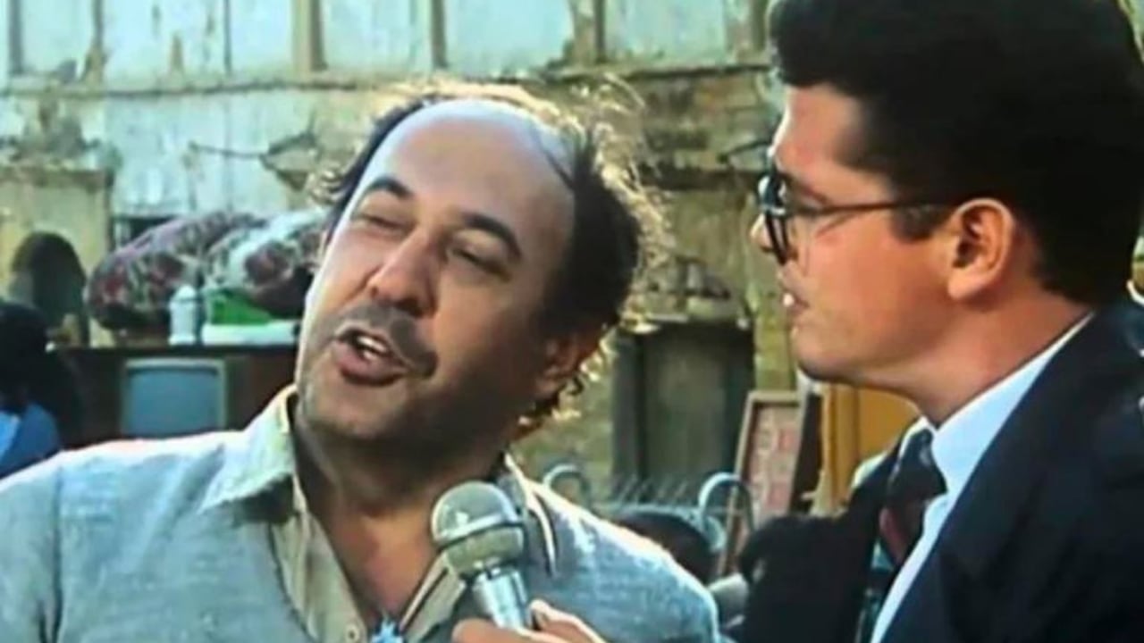 Luis Fernando Munera siendo entrevistado por Carlos Vives en la película 'La estrategia del caracol'.