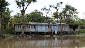 Vivienda en la ribera del río Anchicayá, zona rural de Buenaventura. La comunidad afrodescendiente que habita esta área se encuentra cerca del afluente, afectado por el vertimiento de sedimentos.