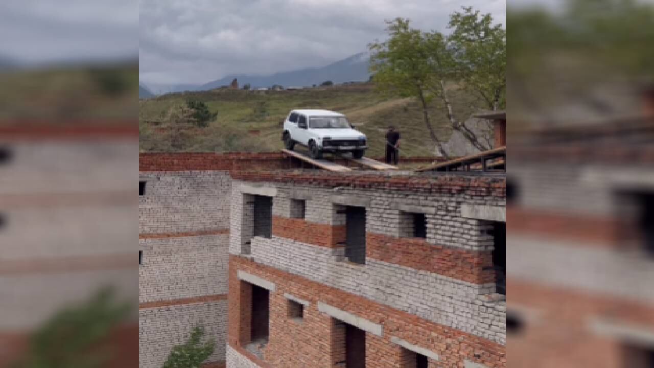 Tras la caída el sujeto se levantó como si no hubiera pasado nada.