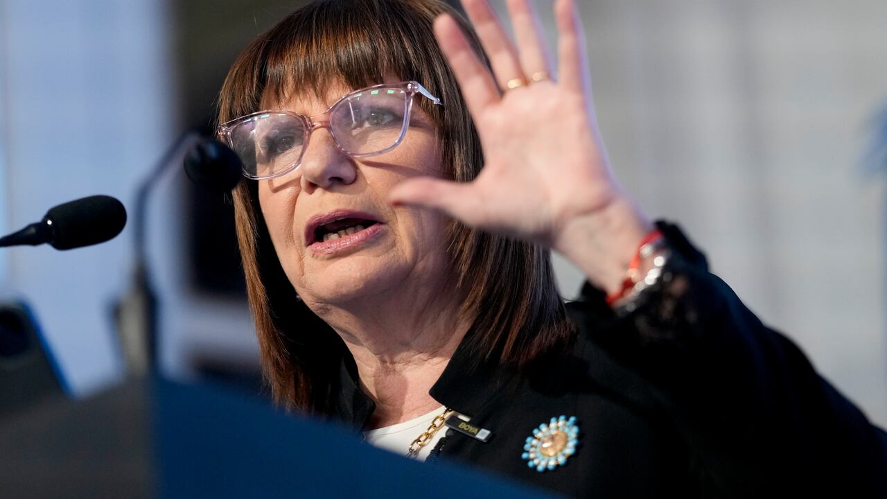 Patricia Bullrich, la candidata presidencial de la coalición Juntos por el Cambio, se dirige al Consejo de las Américas en Buenos Aires, Argentina, el jueves 24 de agosto de 2023. (AP Foto/Natacha Pisarenko)