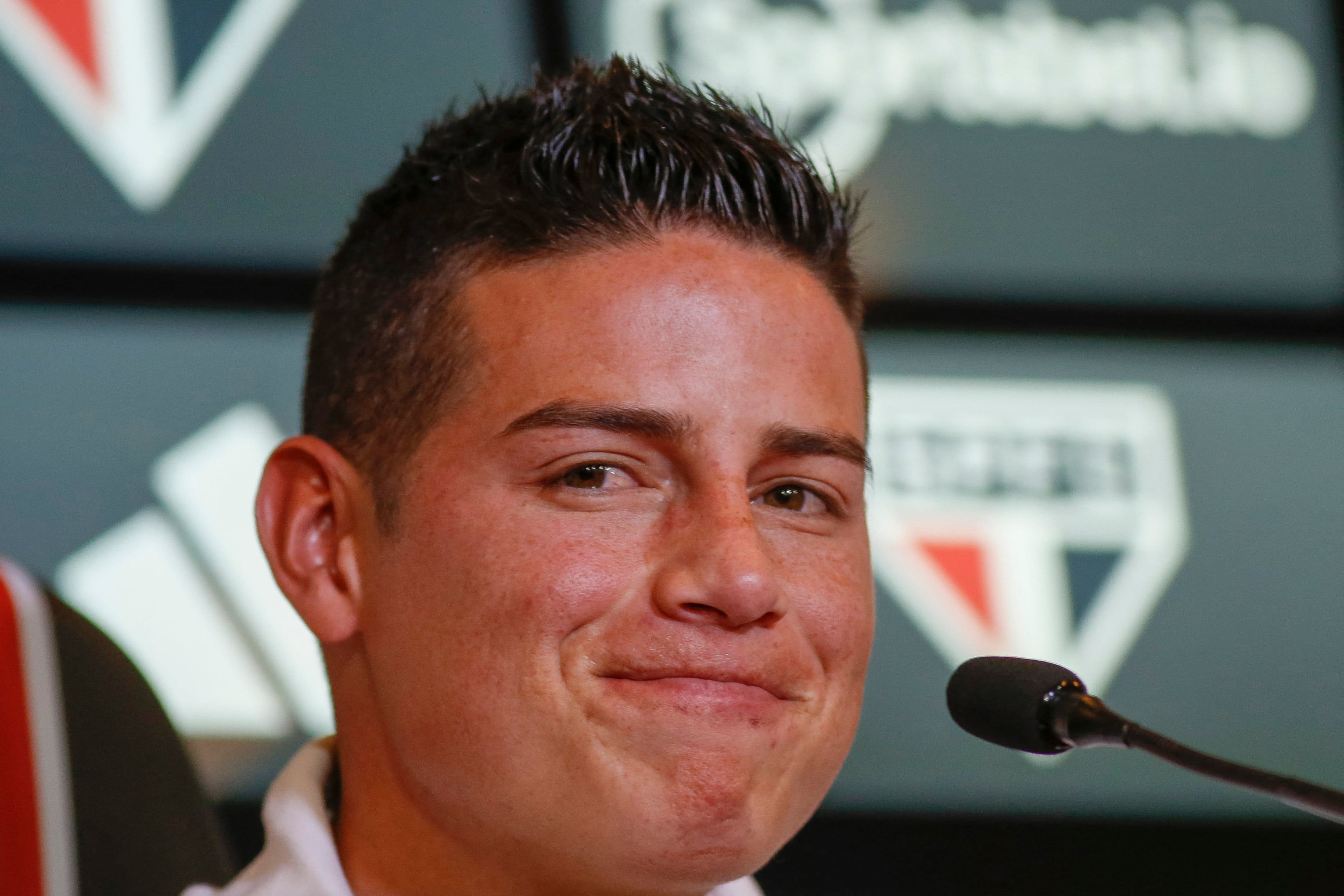 James Rodríguez en medio de la conferencia de prensa de su presentación