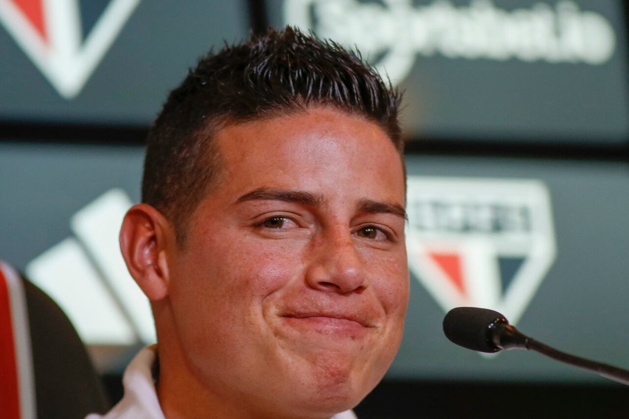 James Rodríguez en medio de la conferencia de prensa de su presentación