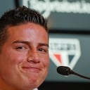 James Rodríguez en medio de la conferencia de prensa de su presentación