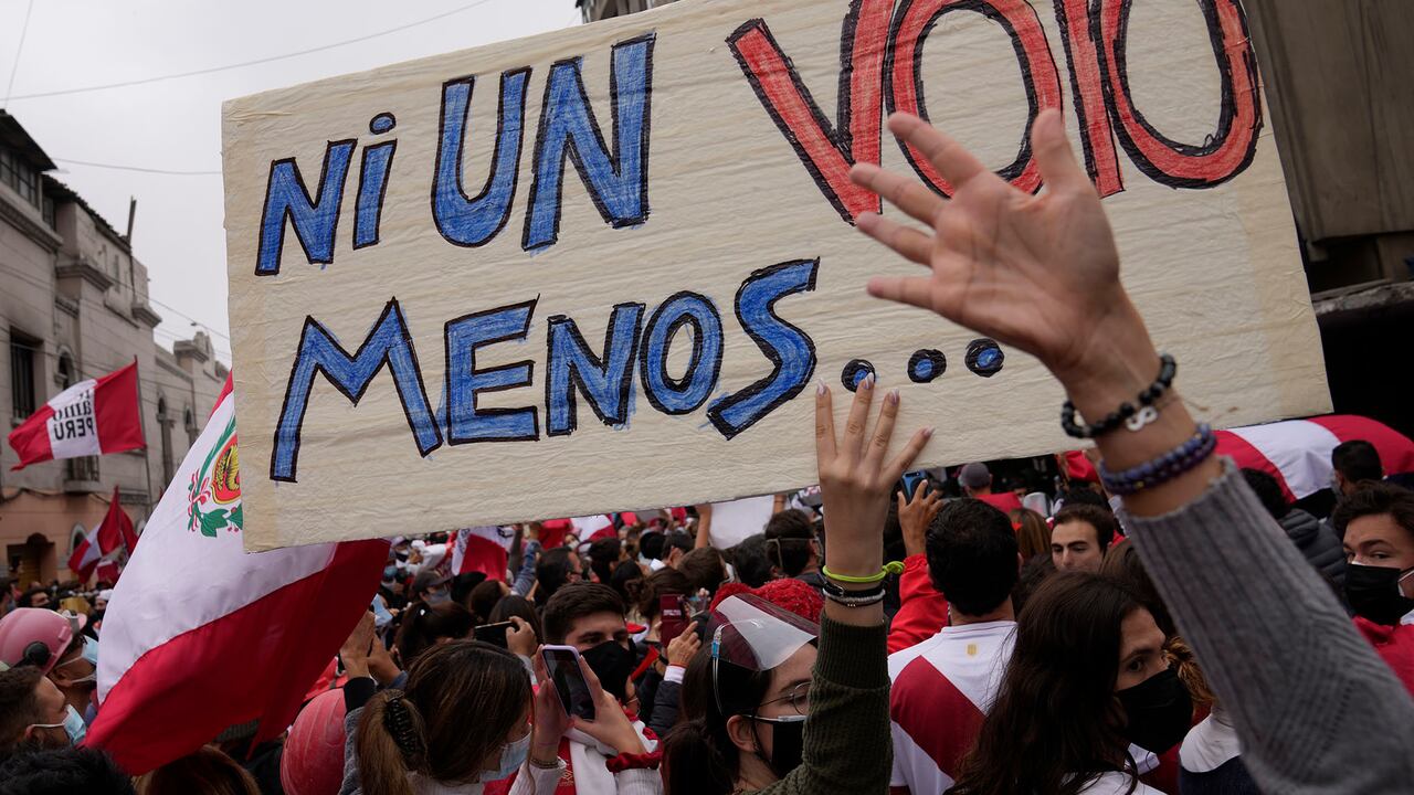 Simpatizantes de la candidata presidencial Keiko Fujimori protestan por presunto fraude electoral fuera del sitio del escrutinio en Lima, Perú, el martes 8 de junio de 2021, días después de la segunda vuelta de las elecciones presidenciales entre Fujimori y el candidato rival Pedro Castillo. Foto: AP / Martín Mejía.