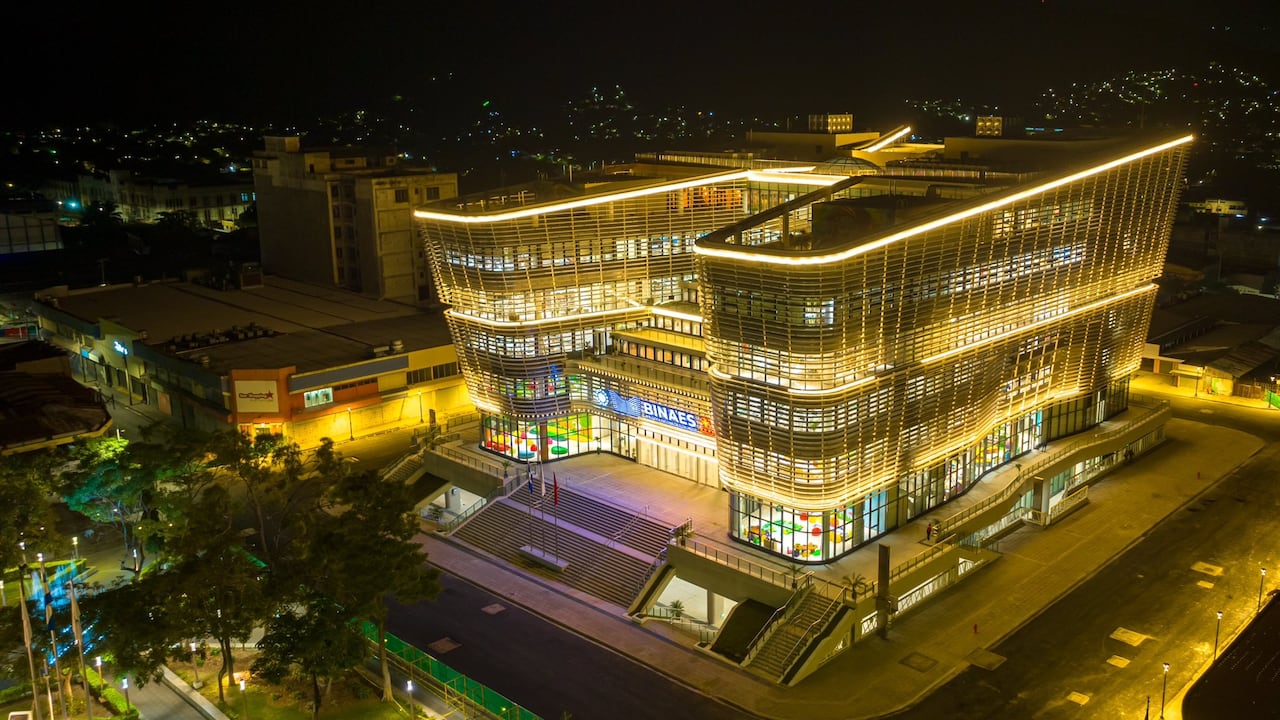 La biblioteca "es una gran colaboración de la República Popular China, es una gran obra para los salvadoreños", señaló el mandatario durante un recorrido en el que conoció las instalaciones de la denominada Biblioteca Nacional de El Salvador (BINAES). Foto X: @PresidenciaSV