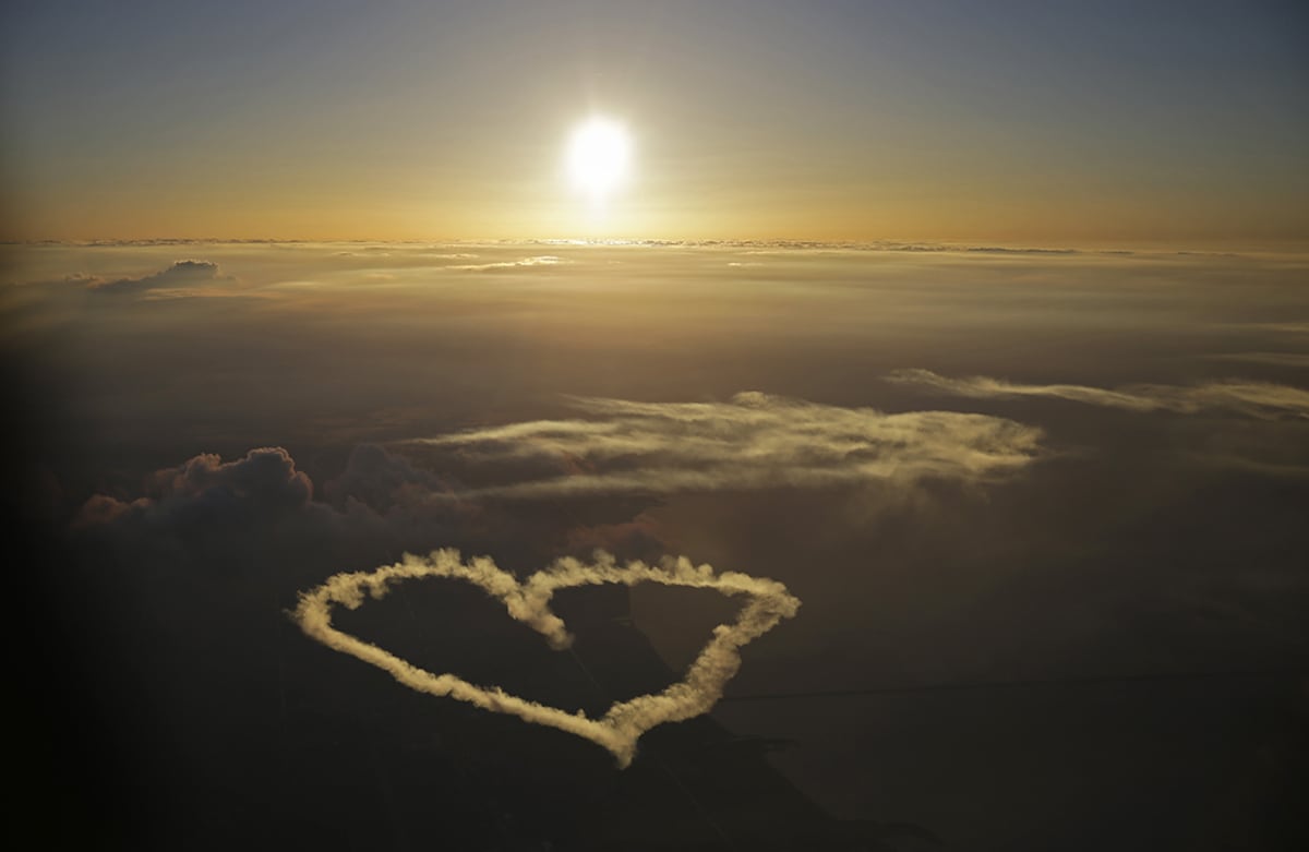 Un corazón gigante aparece en el cielo luego de que Nathan Hammond realizara varias figuras sobre New Orleans, Estados Unidos. (AP/Gerald Herbert)