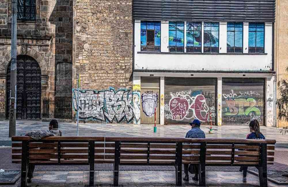 Así las cosas, mientras los bogotanos siguen el confinamiento obligatorio, varias instituciones de la capital han unido fuerzas para brindar seguridad y protección a los ciudadanos. Algunas calles han sido limpiadas y desinfectadas. Clara Moreno-SEMANA