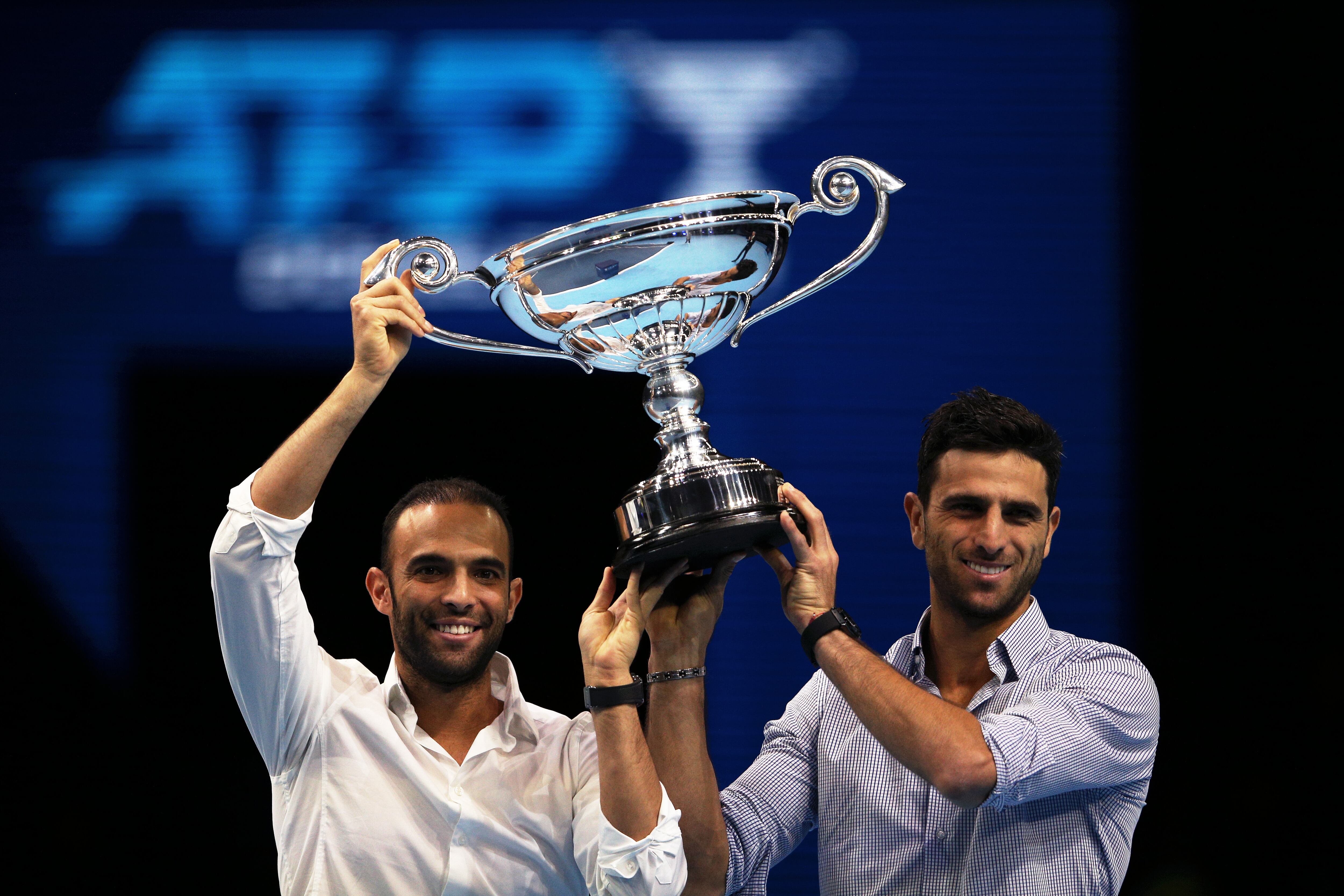 Juan Sebastián Cabal y Robert Farah de Colombia posan con su trofeo después de ser anunciados como número uno del mundo de dobles durante el quinto día de las Nitto ATP Finals en The O2 Arena el 14 de noviembre de 2019 en Londres, Inglaterra. (Foto de James Chance/Getty Images)