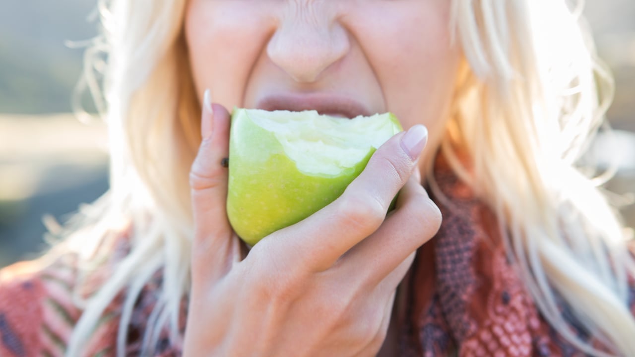 Las manzanas están llenas de un tipo específico de fibra conocida como pectina, que puede proporcionar un efecto laxante,