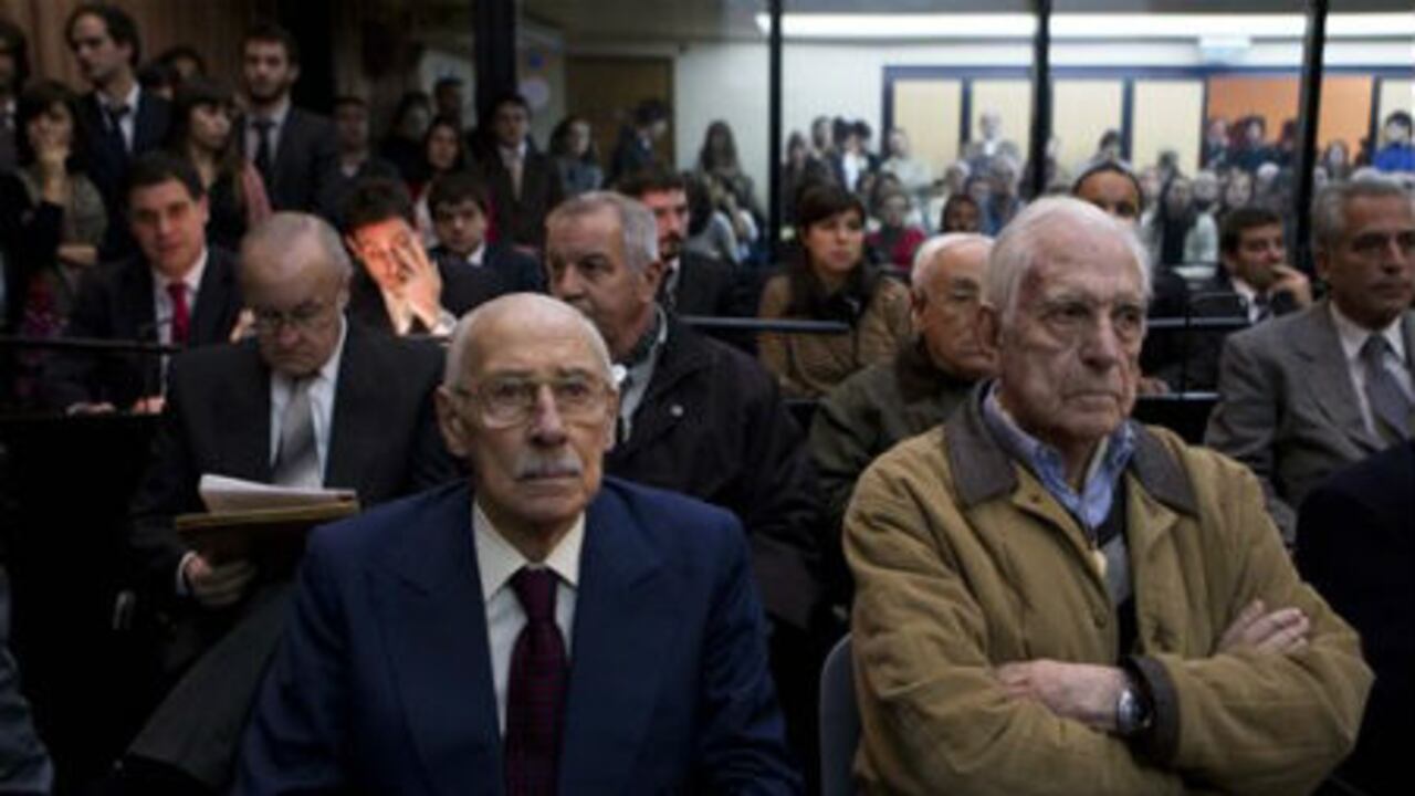 El exdictador argentino, Jorge Rafael Videla y Reynaldo Bignone, a la espera de oir su sentencia en una corte de Buenos Aires, el jueves.