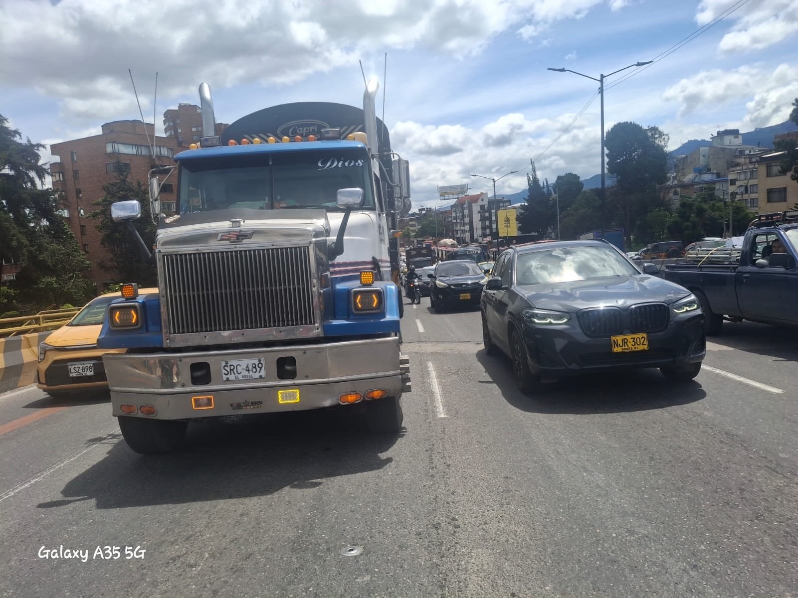 Tractocamión varado en la localidad de Los Mártires  en la NQS con calle 26.