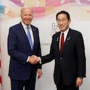 El presidente Joe Biden, a la izquierda, le da la mano al primer ministro de Japón, Fumio Kishida, antes de una reunión bilateral en Hiroshima, Japón, el jueves 18 de mayo de 2023, antes del inicio de la Cumbre del G-7. (Kiyoshi Ota/Pool Photo via AP)