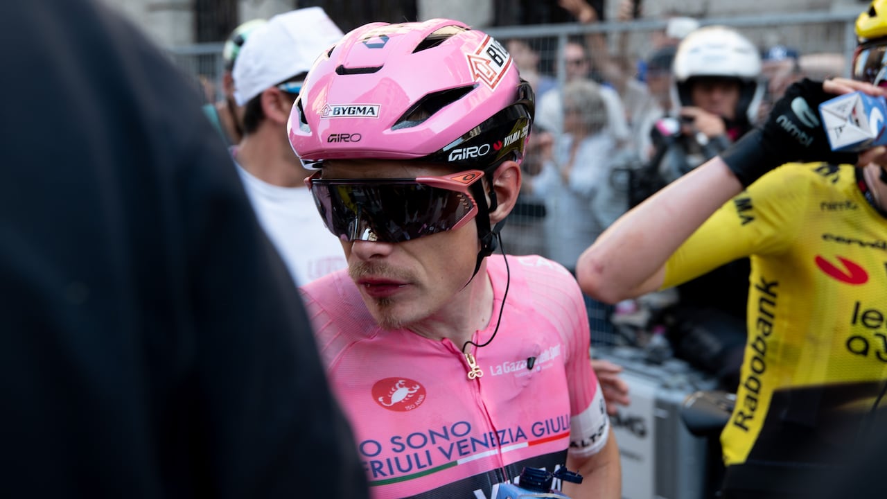 Jonas Vingegaard luciendo la maglia rosa en el Giro de Italia 2026.