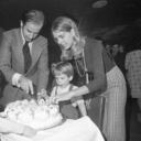 Biden, ese día de cumpleaños, su primera esposa Neilia y sus hijos Beau y Hunter, pocos días antes del accidente en que ella murió con su hija Naomi, en 1972.