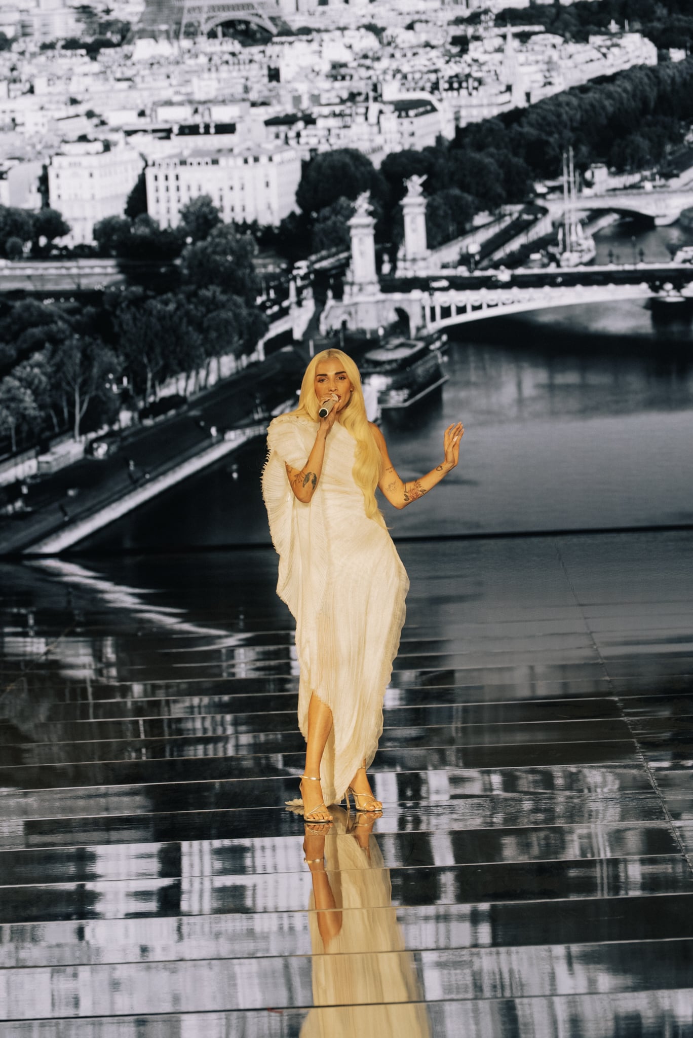 Elena Rose hizo su debut en Le Défilé en París acompañada por algunas de las figuras latinas que participaron en esta edición, entre ellas Renata Notni, Eva Longoria, Anitta, Liniker y Taís Araújo.