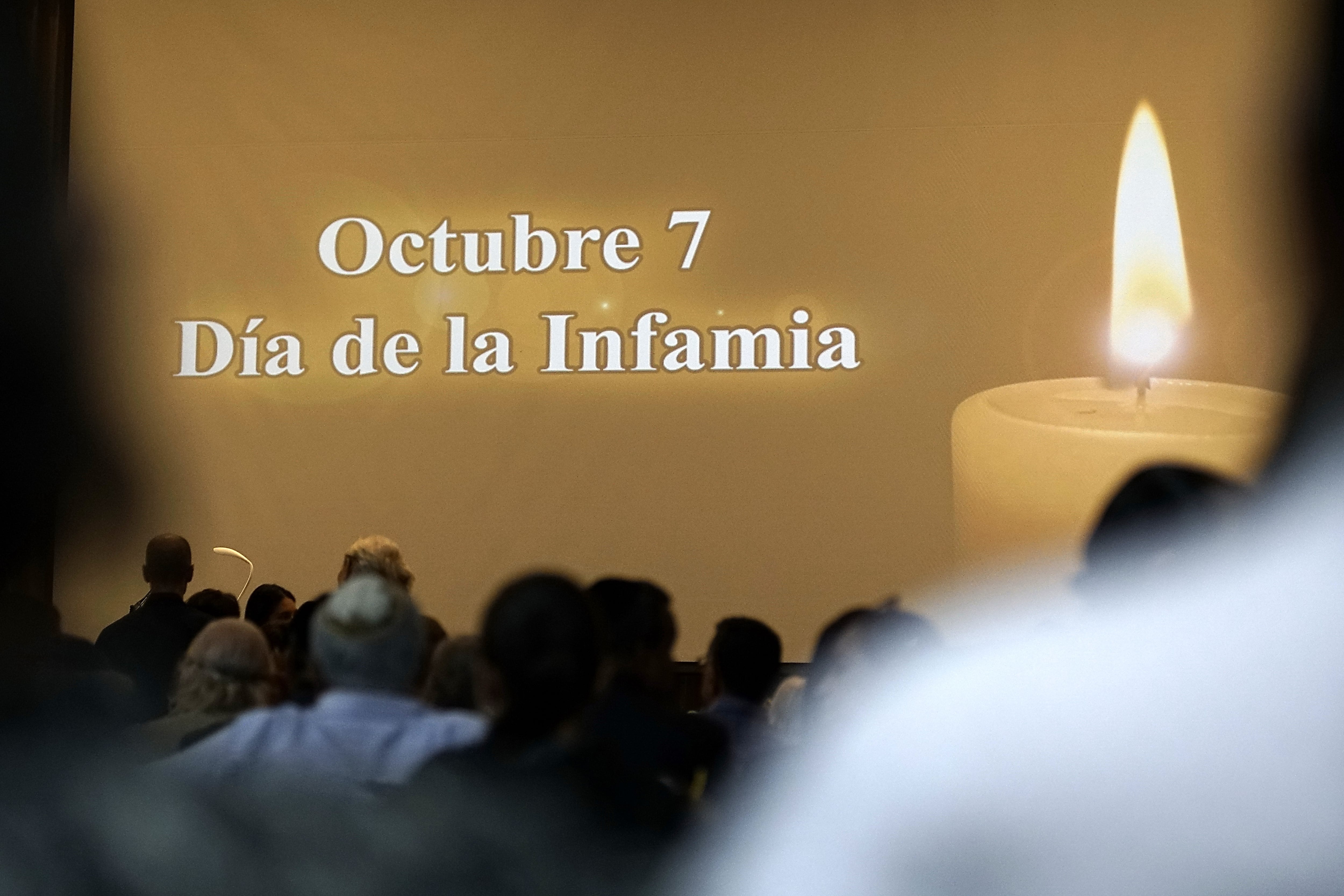 Evento de la comunidad judía de Cali para conmemorar un año del ataque del grupo Hamás a Israel el 7 de octubre de 2023, donde murieron 1200 personas y 251 fueron secuestradas. Foto Jorge Orozco / El País.