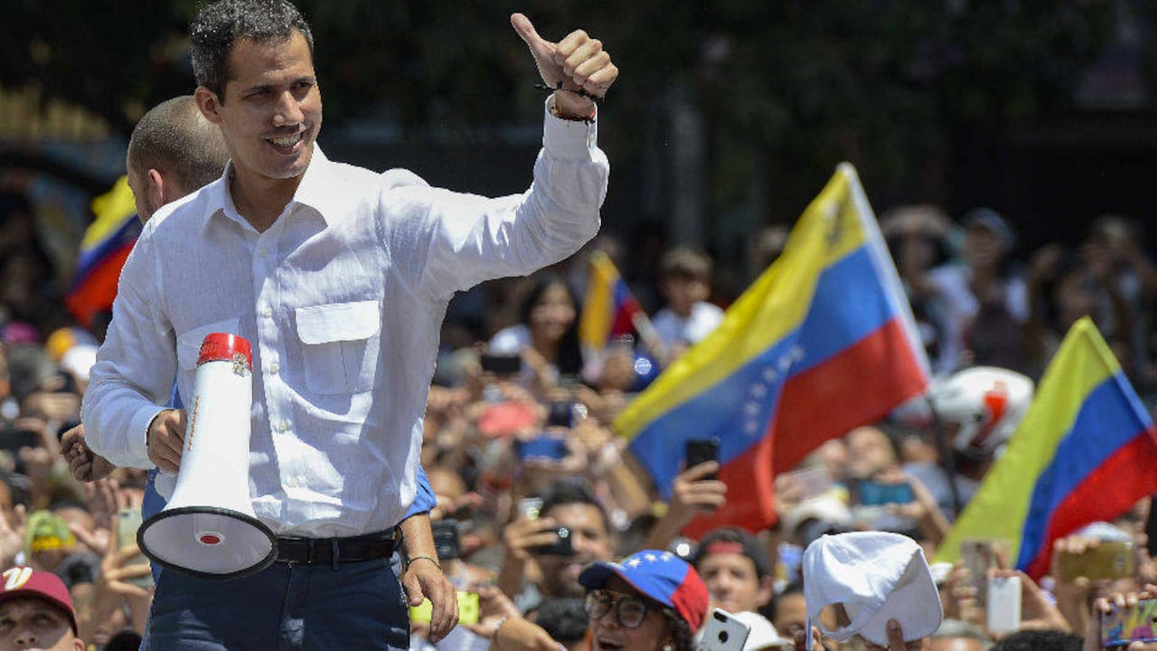 De pie ante miles de manifestantes, Guaidó convocó a una marcha masiva hacia Caracas. AFP/ Matías Delacroix.