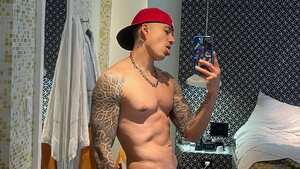 Andy Rivera luce su físico frente a un espejo.