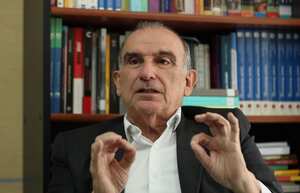 Los casi cinco años que pasó Humberto de la Calle en La Habana negociando con las FARC toman cuerpo en su nuevo libron 'Revelaciones al final de una guerra'.