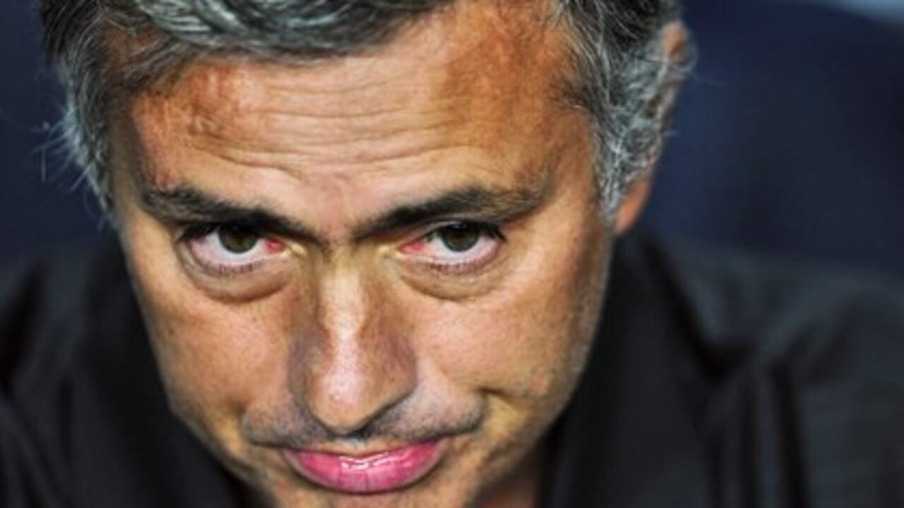 El entrenador de Real Madrid, José Mourinho de Portugal durante la segunda final de la Supercopa española que le ganó Barcelona a Real Madrid.