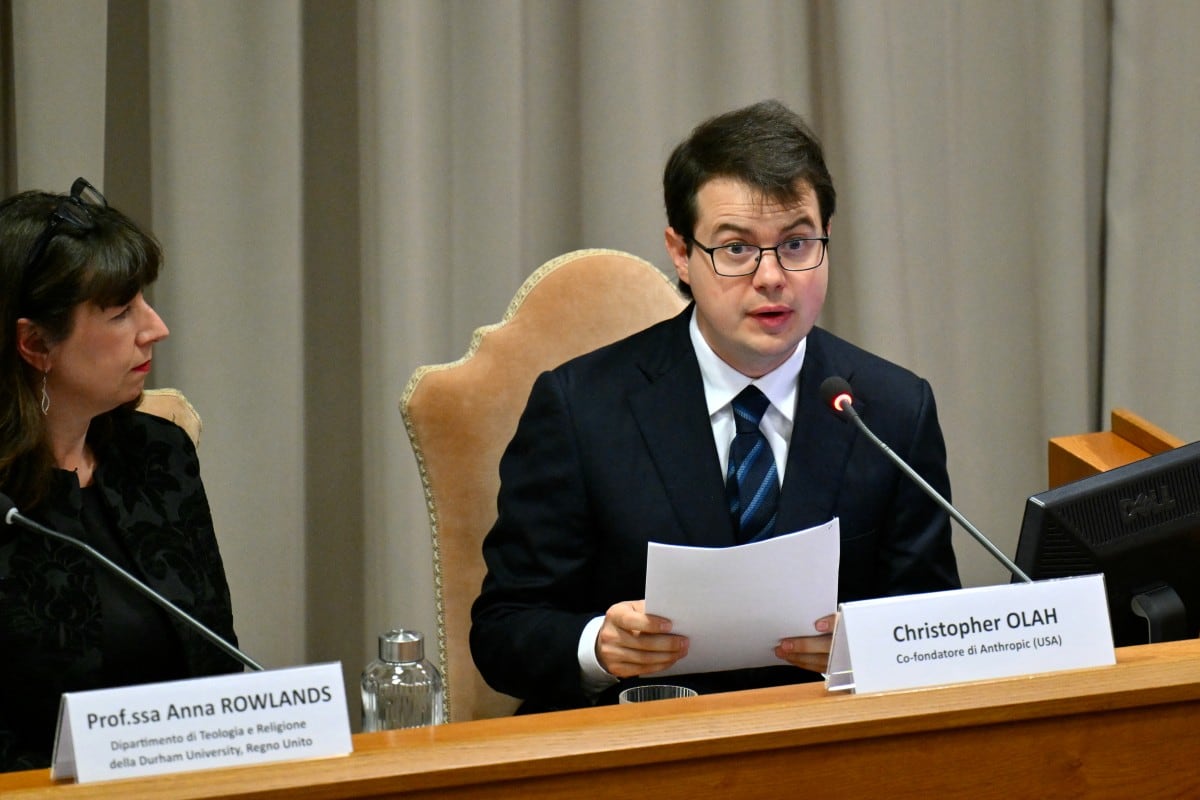 El cofundador de la empresa estadounidense de inteligencia artificial (IA) Anthropic, Christopher Olah, asiste a la presentación de la primera carta encíclica del Papa León XIV "Magnifica Humanitas", centrada en el auge de la inteligencia artificial, en el Vaticano el 25 de mayo de 2026. (Foto de Alberto PIZZOLI / AFP)