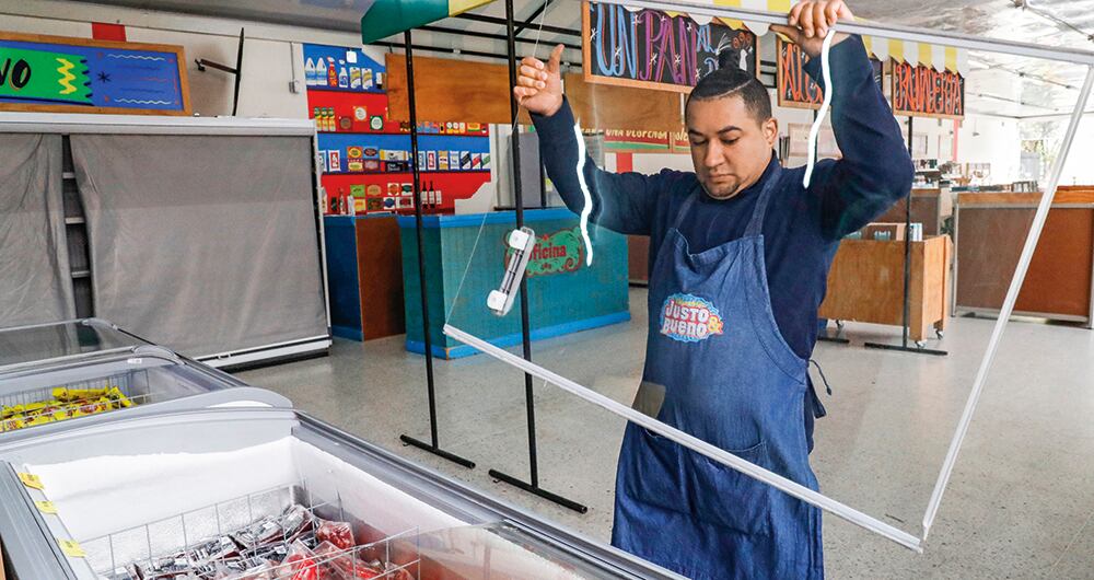 Algunos de los dueños de locales donde opera la cadena, que no respaldan el salvamento, pusieron candados y cambiaron las cerraduras de las puertas.