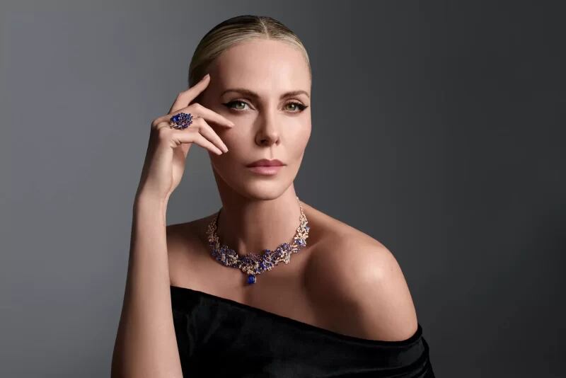 Charlize Theron ha expresado su entusiasmo por representar no solo la alta joyería de Dior, sino también su línea de cuidado de la piel.