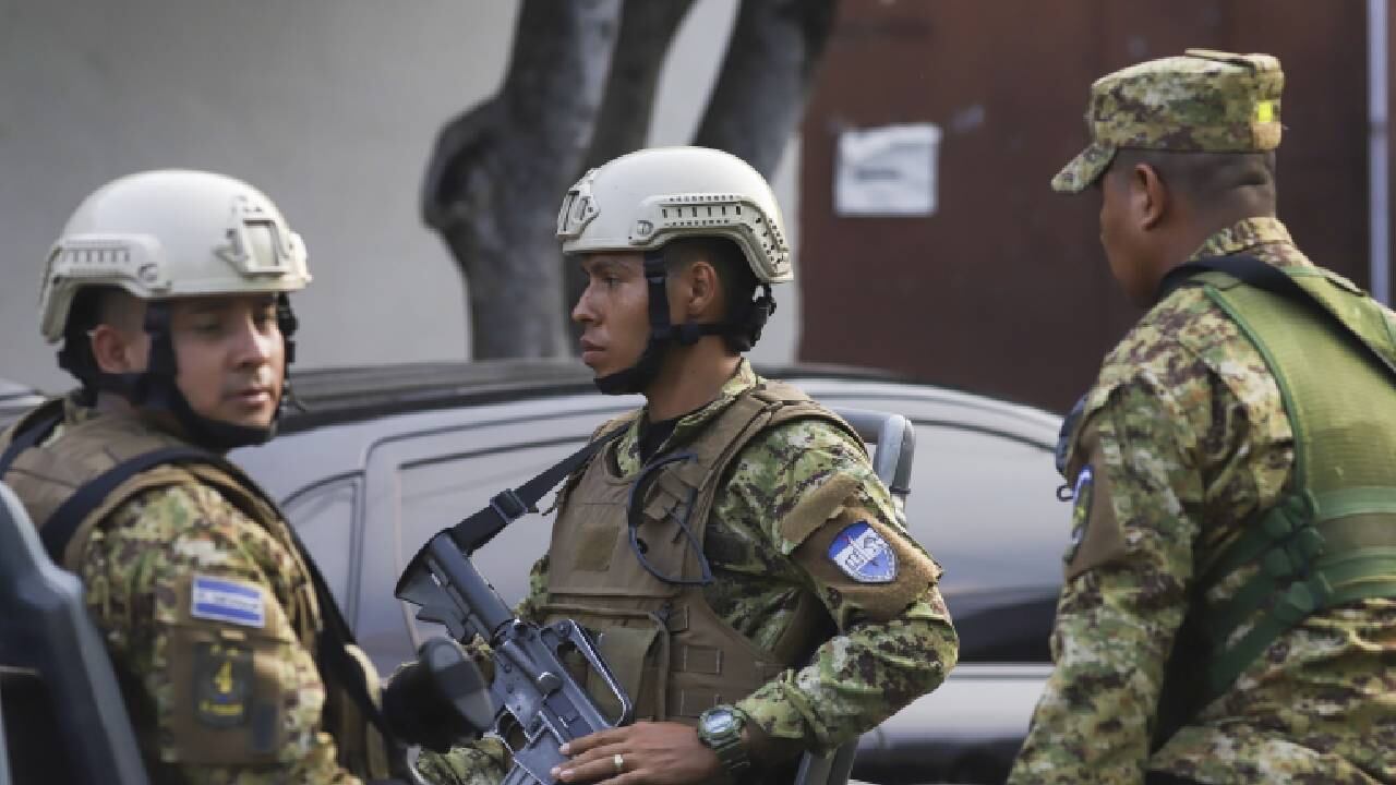 Constantes patrullas tienen lugar en las calles de El Salvador.