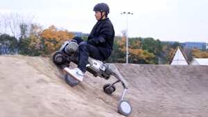 China presenta un robot capaz de llevar adultos por terreno abrupto.