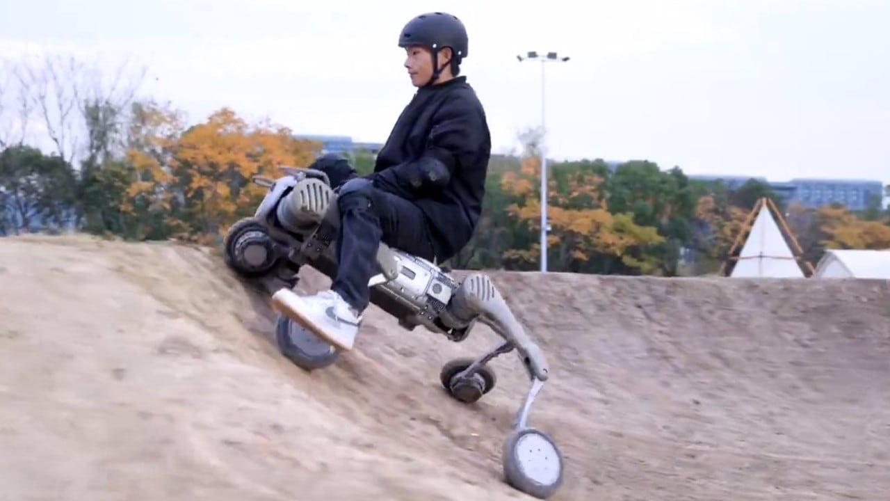 China presenta un robot capaz de llevar adultos por terreno abrupto.
