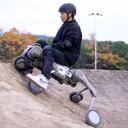 China presenta un robot capaz de llevar adultos por terreno abrupto.